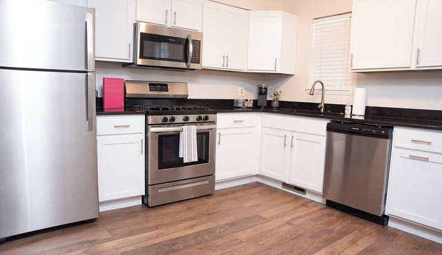 Entire Historic House Minutes from Downtown!
