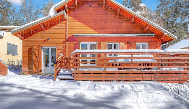 Entire Holiday Home 'Entier Avec Spa 6 Personnes' with Mountain View, Wi-Fi, and Air Conditioning