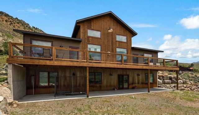 Entire home 10 minutes from Yellowstone North Entrance! Views to Devil’s Slide