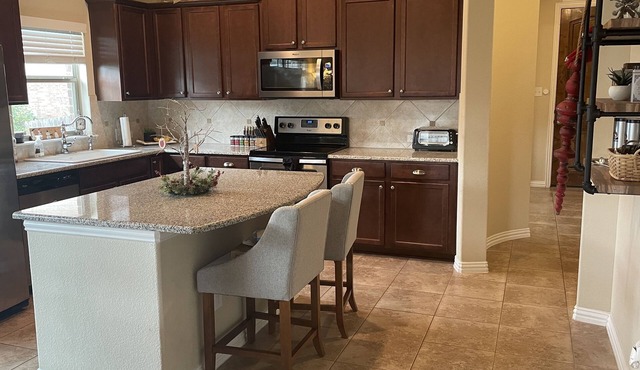 Entire Home, 2,000 sq ft with Outdoor Hot Tub, 15 min North of Austin, TX