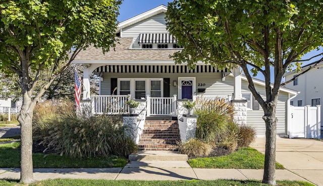 Entire Home, 2 Blocks to Beach, Lots of amenities, beach badges & EV charger.