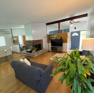 Entire Home 3 bds 2 bats