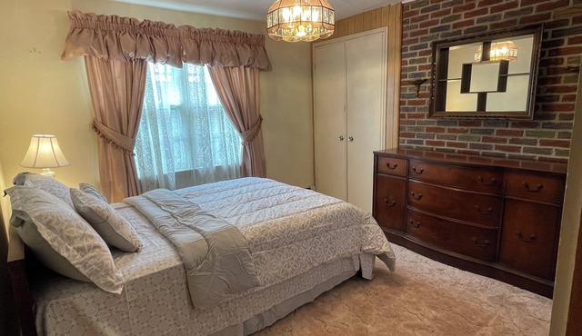 Entire Home 3 Bedroom 1 Bath 6 Guests - Convenient Location close to Airport