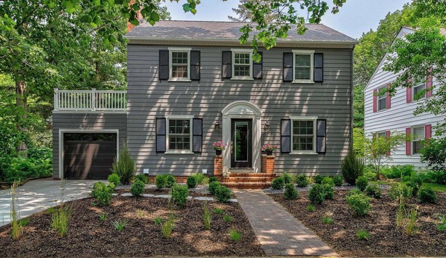 ENTIRE HOME! 5 BEDROOM, 2 BATH, WITH JACUZZI - .2 miles to Iowa State Campusn