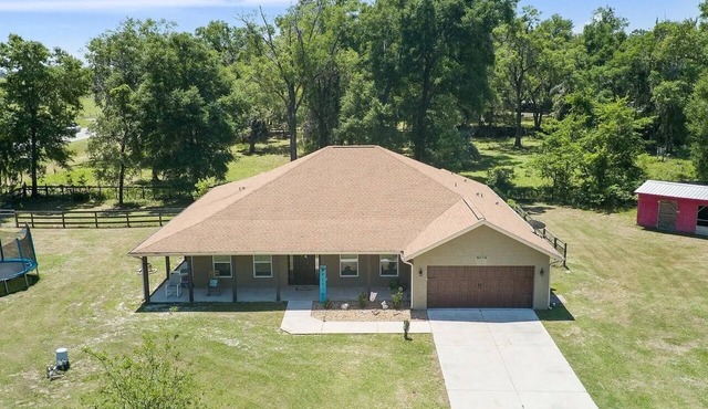 Entire Home, 5 minutes to WEC and FAST, 3bd, 3 bath FENCED 1 acre King bed.