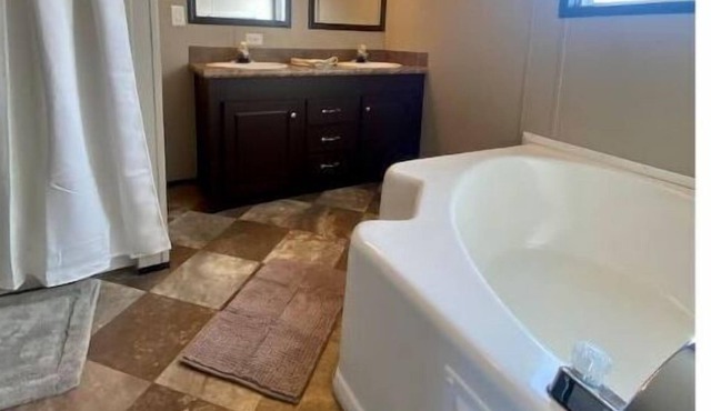 Entire home available in a quiet location. Close to LSU and airport.