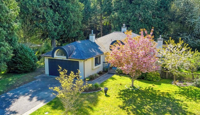 Entire Home Beautiful 3BR Renovated 2026 Sauna + Jetted Tub Huge Garden