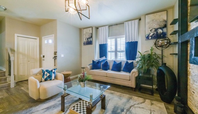 Entire Home-Beautiful 4BR, 3.5BA Retreat in Ankeny, Iowa 2 King Beds, Fenced, AC