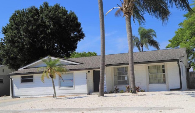 Entire Home-Bradenton 3/2 indoor pool near beaches