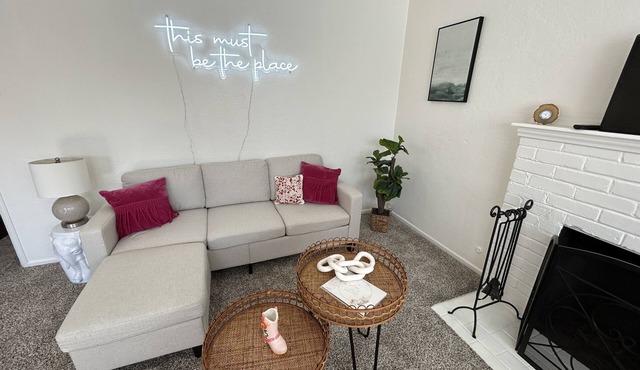 Entire Home by Newport Beach, Disneyland and SNA! Pet Friendly Home Downtown