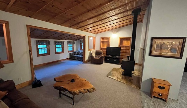 Entire Home/Cabin - Cozy Cottage Vibes with Fire Pit, Full Kitchen & Garden