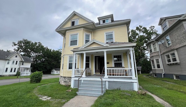 Entire Home: Central & Spacious Space in DT Geneva