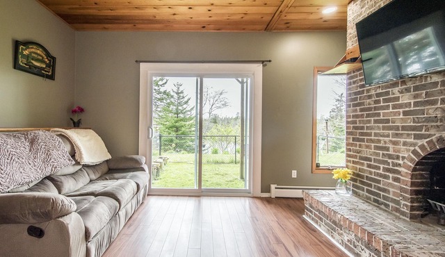 Entire home - Cozy lake home with private dock. Pet 🐶 friendly - with hot tub