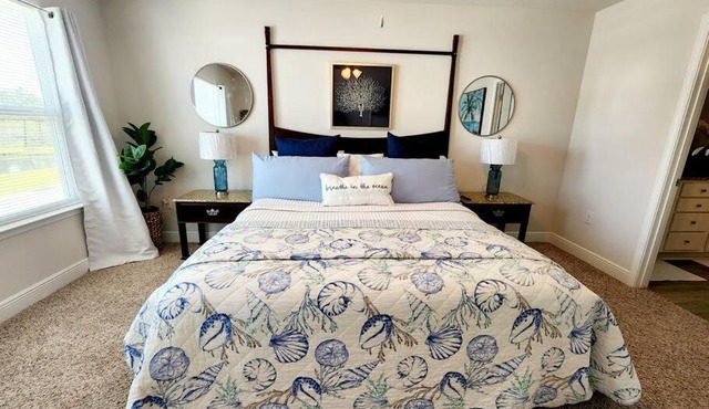 ENTIRE HOME- Gorgeous 3br Townhome Pool, Grill, WD, 2 FREE drive up spaces Sleeps 6 Close to everything PCB! Free WiFi