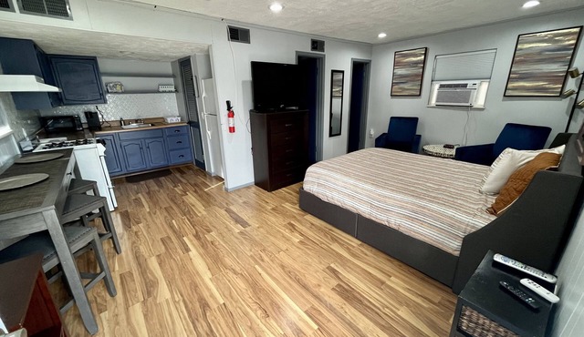 Entire Home - Guest House 10 minutes to Airport & Hospitals