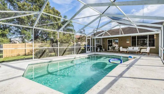 Entire home, Heated Pool, Lake view and Gazebo!