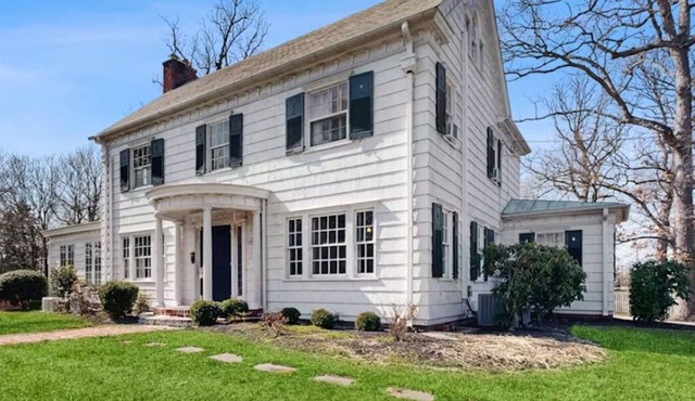 Entire home. Historic, dog-friendly Colonial