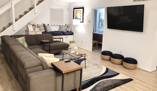 Entire home in boating community, community pool, back yard for families - DOG Friendly!