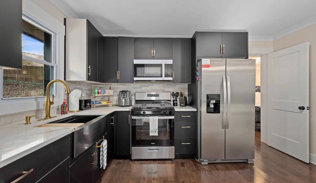 Entire home in Decatur-sleeps 10