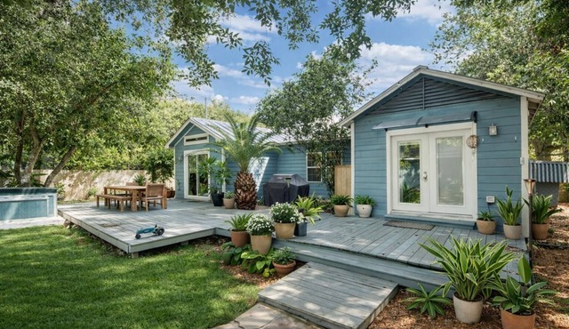 Entire Home in League City near NASA & Kemah, Fire Pit, Large Yard, KAYAKS!