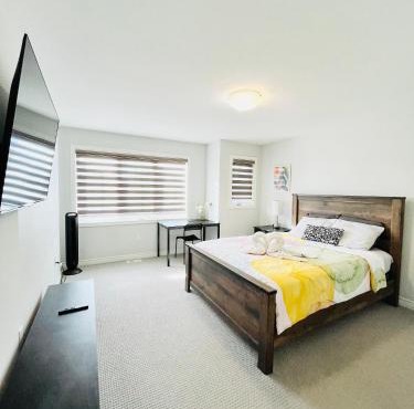 Entire Home in Niagara Region, 6 bedrooms, 5 baths with a game room, arcades