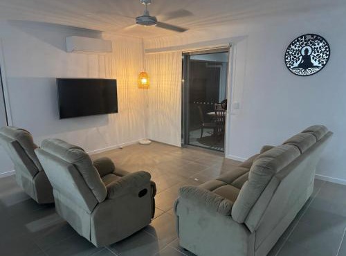 Entire home in ParkRidge 4BedR 2BathR 3LivingR 8PP