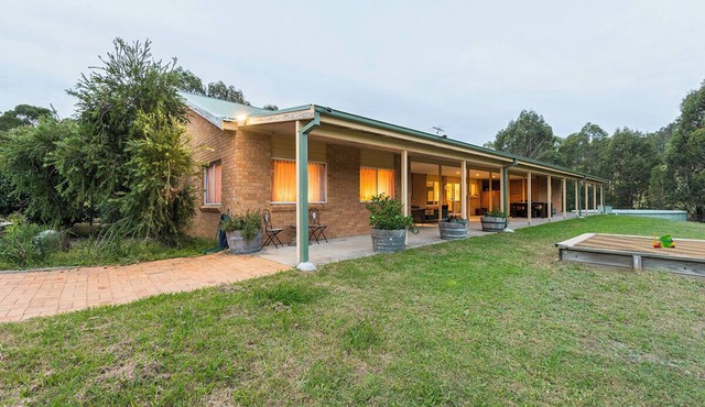 Entire Home in Quorrobolong, lots of space, beautiful country, lots of wildlife