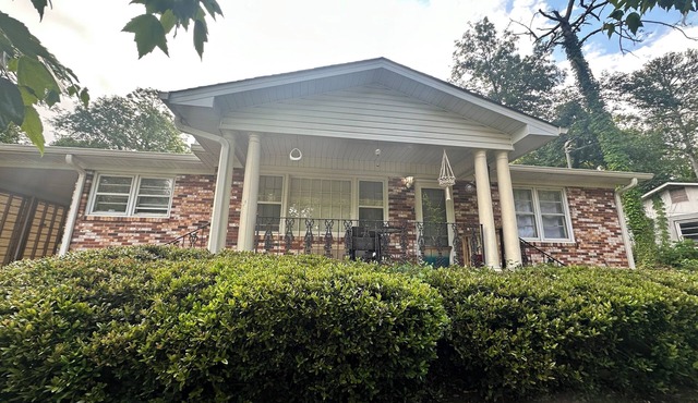 Entire home in quiet neighborhood ! This is a duplex style home!