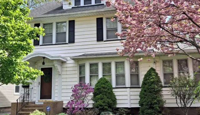 Entire home in quaint neighborhood -walk to restaurants and close to everything!