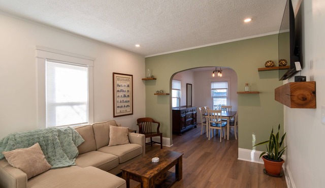 Entire Home in Rocky River, Ohio. Close to westside bars and restaurants! nn