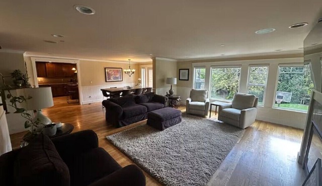 Entire home in Lake Forest Park!