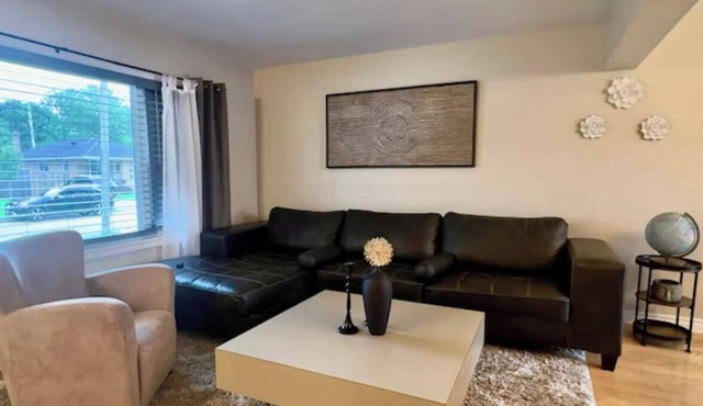 Entire home in Windsor, CanadanTerrific 3-bedroom house in charming neighborhood