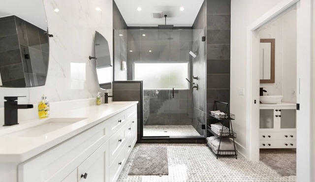 Entire Home Lux Master Terraces 4 Car