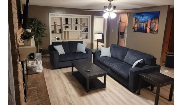 Entire Home. Nice Place Too! Sleeps 12. King Bed