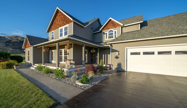 Entire Home on 1.5 acres. Sleeps 2-12 with 2 Master Suites - 2 miles to Chelan