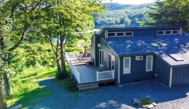 Entire Home on Delaware River! Hot Tub & Game Room!