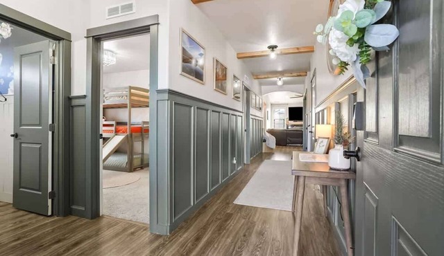 Entire Home + Private Guest House in Caldwell, Idaho – Sleeps 20