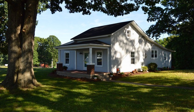 Entire home, quiet pastoral setting, 2 miles from Liberty University Campus