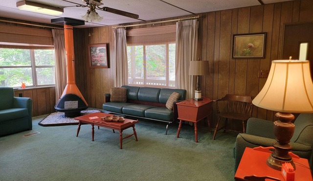 Entire Home - Retro-style near I-20: City Access, Country Feel