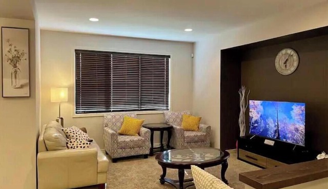 Entire home - Roomy 4 bedroom House