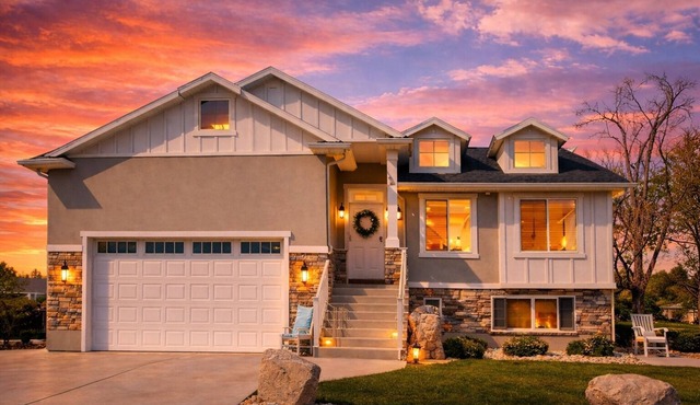 Entire Home, Sleeps 18, Private Outdoor Hot tub, Pool Table, Near Ski resorts