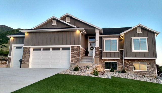 Entire Home sleeps 16, Near Ski Resorts, Private Hot tub, and Fireplace over tub