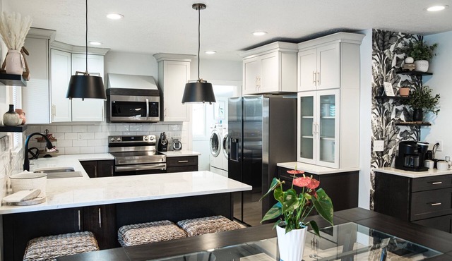 Entire Home. Three bedrooms, three bathrooms, Restaurants 2 mi. Designed Comfort