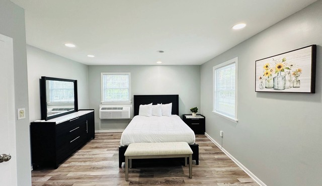 Entire Home , 2Queen bed, 1.5 BR , Pets , Event , Experiences