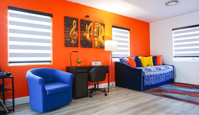 Entire home w/6 seats HOT TUB + golf + near airport/beach + Fire pit + King bed