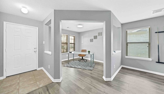 Entire Home w/King Bed, Pool table, 65 in smart TV, Jacuzzi bath