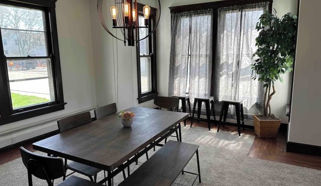 Entire Home: Walk to Downtown Ottawa 4BD 2 BA: Close to Starvedrock
