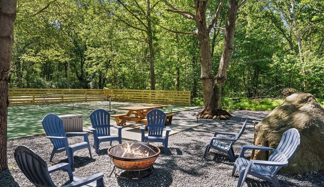 Entire Home with large backyard Near Narragansett Beaches, and 5 minutes to URI!