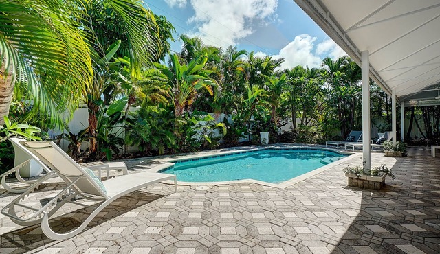 Entire home with a resort style pool. Close to beaches, shopping & resturants.
