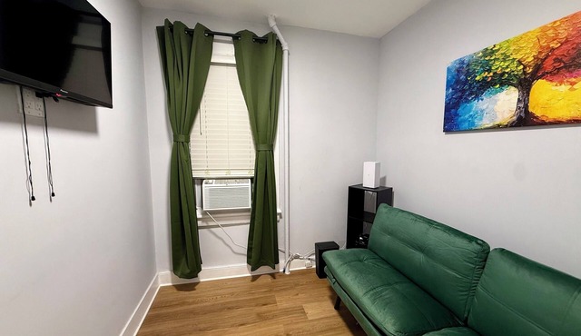 Entire home with backyard. Minutes to EWR & NYC